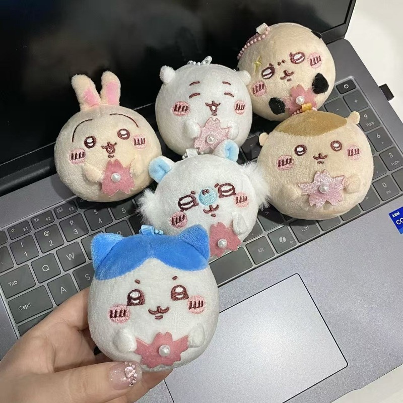 Phone Accessories Charms - 桜シリーズのぬいぐるみキーホルダー。可愛らしい丸いウサギのハチワレジイカワ風ペンダント。アニメファン向けのキュートなバッグチャーム。